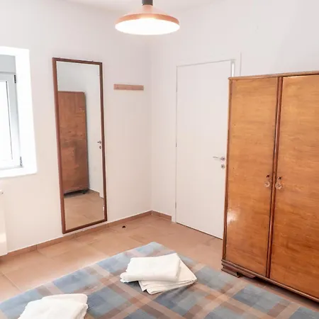 Cube House - Detached With Garden And Parking *