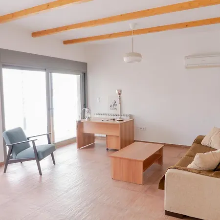 Cube House - Detached With Garden And Parking *