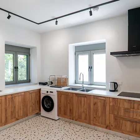 Cube House - Detached With Garden And Parking