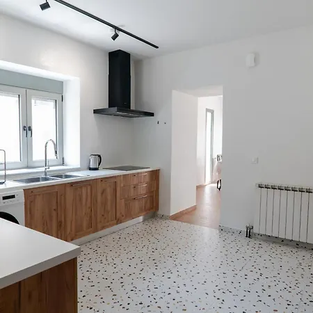 Cube House - Detached With Garden And Parking *