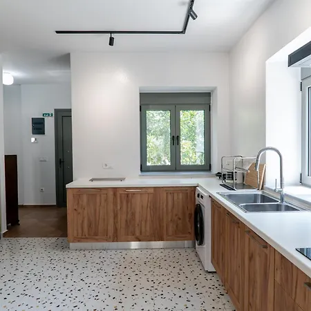 Cube House - Detached With Garden And Parking