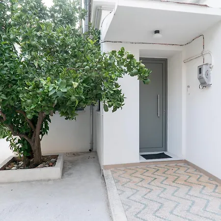 Cube House - Detached With Garden And Parking *